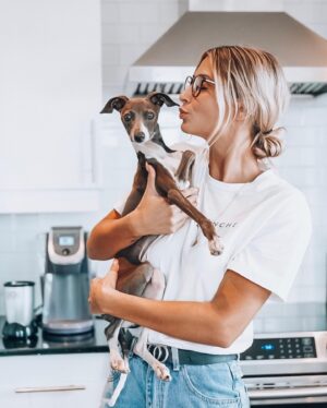 Léanne Lévesque Instagram - Mon bébé va avoir 1 an le mois prochain pouvez-vous croire 😭 On me demande souvent des nouvelles de lui car ça l’air que je post pas assez de story avec faut croire !! Il va mieux que jamais, sa patte a guéri un petit peu croche mais bon on vit avec 🙃 Merci encore à vous tous de lui avoir permis de continuer sa vie ❤️ D’ailleurs pour sa fête, Louis aimerait comme cadeau simplement des dons à la SPCA afin de sauver la vie de d’autres animaux. Je vous laisse le lien juste ici 👉🏻 https://www.spca.com/donnez/