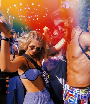 Léanne Lévesque Instagram - Flamest time like every years at @ilesoniq.🔥
Reflective outfit from @iheartraves use my code theflamest10 for 10% off on your purchase 👙#ihrstyled #iheartraves