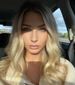 Actress Léanne Lévesque HD Instagram Photos and Wallpapers November 2022