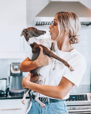 Léanne Lévesque Instagram - Mon bébé va avoir 1 an le mois prochain pouvez-vous croire 😭 On me demande souvent des nouvelles de lui car ça l’air que je post pas assez de story avec faut croire !! Il va mieux que jamais, sa patte a guéri un petit peu croche mais bon on vit avec 🙃 Merci encore à vous tous de lui avoir permis de continuer sa vie ❤️ D’ailleurs pour sa fête, Louis aimerait comme cadeau simplement des dons à la SPCA afin de sauver la vie de d’autres animaux. Je vous laisse le lien juste ici 👉🏻 https://www.spca.com/donnez/