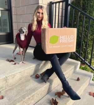 Léanne Lévesque Instagram - Cette semaine j’ai essayé les boîtes repas @hellofreshca et je dois dire que j’ai eu un gros coup de coeur pour leurs recettes ! Tout était délicieux et bien détaillé sur chacune des fiches repas. Tellement bien expliqué que même mon chum a réussi une recette pour te donner une idée ! 😃 Si toi aussi tu as envie d’essayer, utilise mon code 16THEFLAMEST pour recevoir jusqu’à 16 portions gratuites en plus de la livraison sans frais. 🚛 📦 
(Voir lien dans ma bio*)

#partenairehellofresh #commandité