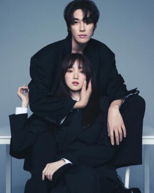 Lee Bom Instagram - 2023.03 ELLE KOREA 김영광 
#디즈니플러스 #사랑이라말해요 

❤️‍🩹

@aksakfn12 
@photokyj80 
@hairmon_ 
@imhrim