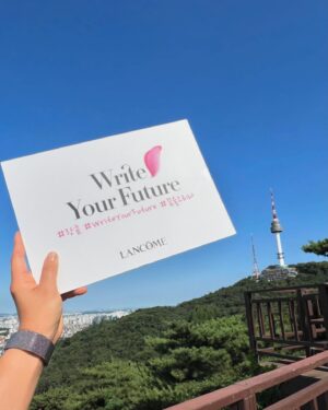 Lee Bom Instagram - #광고 
@lancomeofficial #랑콤 은 #WriteYourFuture #꿈을그리다 캠페인을 통해 2017년 부터 전세계 여성들을 대상으로 다양한 교육 및 멘토링을 지원 하고 있어요. 

올해는 한국여성재단과 함께 커리어와 삶, 육아의 균형이 고민되는 워킹맘들을 위해 교육 프로그램과 멘토링을 지원 할 예정이라고 합니다! 

꼭 대단한 경제활동을 해야만 워킹맘 이라고 생각하진 않아요. 하루 하루 평범하지만 소중한 일상을 지켜내는 그 자체 만으로도 응원받기 충분한 존재들 , 또 그러한 여성들을 서포트 하는 랑콤🤍 든든하고 멋져요! 캠페인에 함께 할수 있어서 영광이고, 앞으로를 응원합니다 🩵