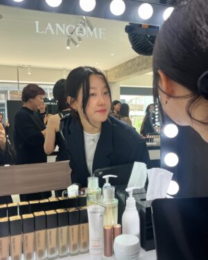 Lee Bom Instagram - #광고 
@lancomeofficial #랑콤 은 #WriteYourFuture #꿈을그리다 캠페인을 통해 2017년 부터 전세계 여성들을 대상으로 다양한 교육 및 멘토링을 지원 하고 있어요. 

올해는 한국여성재단과 함께 커리어와 삶, 육아의 균형이 고민되는 워킹맘들을 위해 교육 프로그램과 멘토링을 지원 할 예정이라고 합니다! 

꼭 대단한 경제활동을 해야만 워킹맘 이라고 생각하진 않아요. 하루 하루 평범하지만 소중한 일상을 지켜내는 그 자체 만으로도 응원받기 충분한 존재들 , 또 그러한 여성들을 서포트 하는 랑콤🤍 든든하고 멋져요! 캠페인에 함께 할수 있어서 영광이고, 앞으로를 응원합니다 🩵