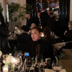 Lee Bom Instagram - 진짜 진짜 멋있는 혜진언니. 웃을때 보조개 너무 좋아요🫶🏻
바쁜 일정이 행복하면서도 아쉽다ㅜㅜ
항상 많은걸 느끼고 배우게 되는 출장! 
또가요 이멤버 리멤버🛫