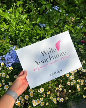 Lee Bom Instagram - #광고 
@lancomeofficial #랑콤 은 #WriteYourFuture #꿈을그리다 캠페인을 통해 2017년 부터 전세계 여성들을 대상으로 다양한 교육 및 멘토링을 지원 하고 있어요. 

올해는 한국여성재단과 함께 커리어와 삶, 육아의 균형이 고민되는 워킹맘들을 위해 교육 프로그램과 멘토링을 지원 할 예정이라고 합니다! 

꼭 대단한 경제활동을 해야만 워킹맘 이라고 생각하진 않아요. 하루 하루 평범하지만 소중한 일상을 지켜내는 그 자체 만으로도 응원받기 충분한 존재들 , 또 그러한 여성들을 서포트 하는 랑콤🤍 든든하고 멋져요! 캠페인에 함께 할수 있어서 영광이고, 앞으로를 응원합니다 🩵