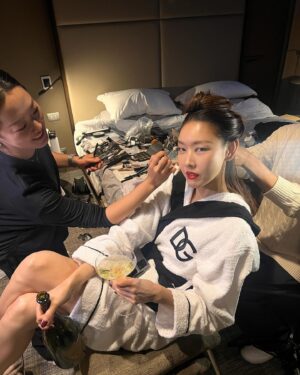 Lee Bom Instagram - BTS Milan 🥂✨•

@modelhanhyejin 
@dolcegabbana 
@soorink 
@choigo_hair 

Perks of being a mua ✈️✨