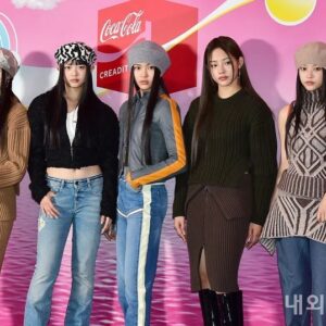 Lee Bom Instagram - @cocacola_korea  @newjeans_official 💕🐰🎀🫶🏻

#뉴진스 

@choiyumi___ 
@giihee
