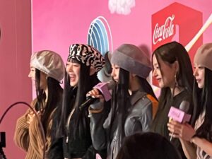Lee Bom Instagram - @cocacola_korea  @newjeans_official 💕🐰🎀🫶🏻

#뉴진스 

@choiyumi___ 
@giihee