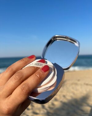 Lee Bom Instagram - @lamer @lamer.korea 🩵 #제품협찬

자외선 차단 spf20 으로 탄탄하고, 
시간이 지나도 계속 촉촉하면서, 
커버도 채워주는 완벽한 쿠션! 

🤍

#라메르쿠션 #루미너스리프팅쿠션파운데이션#스킨케어쿠션