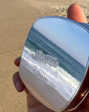 Lee Bom Instagram - @lamer @lamer.korea 🩵 #제품협찬

자외선 차단 spf20 으로 탄탄하고, 
시간이 지나도 계속 촉촉하면서, 
커버도 채워주는 완벽한 쿠션! 

🤍

#라메르쿠션 #루미너스리프팅쿠션파운데이션#스킨케어쿠션