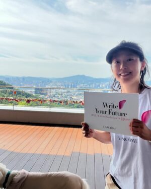 Lee Bom Instagram - #광고 
@lancomeofficial #랑콤 은 #WriteYourFuture #꿈을그리다 캠페인을 통해 2017년 부터 전세계 여성들을 대상으로 다양한 교육 및 멘토링을 지원 하고 있어요. 

올해는 한국여성재단과 함께 커리어와 삶, 육아의 균형이 고민되는 워킹맘들을 위해 교육 프로그램과 멘토링을 지원 할 예정이라고 합니다! 

꼭 대단한 경제활동을 해야만 워킹맘 이라고 생각하진 않아요. 하루 하루 평범하지만 소중한 일상을 지켜내는 그 자체 만으로도 응원받기 충분한 존재들 , 또 그러한 여성들을 서포트 하는 랑콤🤍 든든하고 멋져요! 캠페인에 함께 할수 있어서 영광이고, 앞으로를 응원합니다 🩵