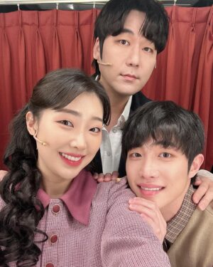 Lee Bom-so-ri Instagram - -
어쩌면 5년 전보다 더 성숙해지고
더 찬란했을 우리의 이야기, 나의 캐롤, 안녕👋🏻
마나롤라 주민(?) 여러분 모두 감사했습니다💓
2024 너를 위한 글자 끝!
