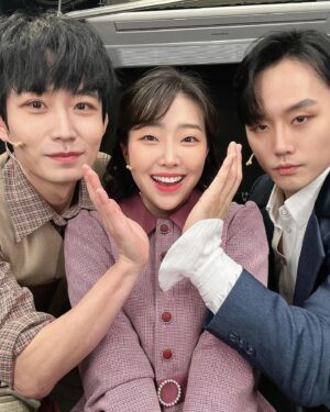 Lee Bom-so-ri Instagram - -
어쩌면 5년 전보다 더 성숙해지고
더 찬란했을 우리의 이야기, 나의 캐롤, 안녕👋🏻
마나롤라 주민(?) 여러분 모두 감사했습니다💓
2024 너를 위한 글자 끝!