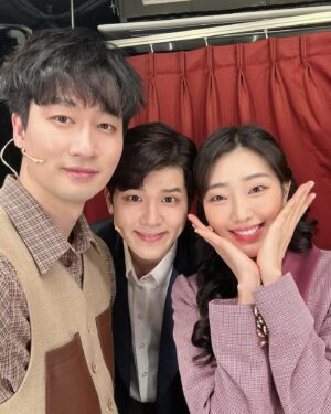 Lee Bom-so-ri Instagram - -
어쩌면 5년 전보다 더 성숙해지고
더 찬란했을 우리의 이야기, 나의 캐롤, 안녕👋🏻
마나롤라 주민(?) 여러분 모두 감사했습니다💓
2024 너를 위한 글자 끝!