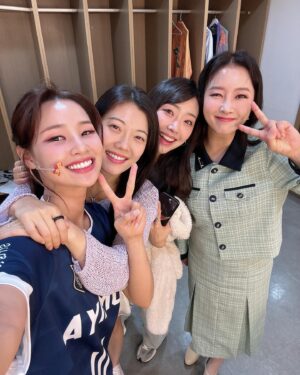 Lee Bom-so-ri Instagram - -
🌸4월은 너의 거짓말🌸
드디어 Open!
같이 기적을 만들어 나갈 사람~~~~💫
여기 여기 붙어라🙋‍♀️💗

“끝까지 달려 난 할 수 있어
두려운 오늘을 버티고
다시 찾아올 내 꿈을 믿어
내일의 내가 저기 서 있어
어두운 회색 하늘 아래
당당하게 빛을 내며 달려봐”

예술의 전당 CJ 토월극장,
2024.6.28~2024.08.25