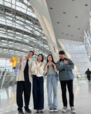 Lee Bom-so-ri Instagram - -
반가움과 즐거움으로 가득했던
#비밀은없어 촬영팀❣️

마지막까지 시청해주셔서 감사합니다😘
고생했댜 이하영!💗