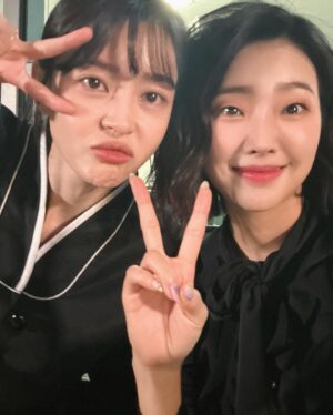 Lee Bom-so-ri Instagram - -
3-4화 내내 우느라 고생한
내사랑 한봄😭🩷🩷🩷🩷🩷
우리 봄이 이제 꽃길만 걷게 해주세오…🥹🌸

그리고 드디어 한국에 온 지원이!!!!!!!
과연 5-6화에는 어떤 일이 펼쳐질까요❓
다음 주 월.화요일도 잊지말고 야사 타임!!!!!🤙
-
#균형잡느라힘들었던집채만한가방
#언제나예쁜우리봄이
#할머니하고처음이자마지막씬ㅠ
#야한사진관 #많관부 !!!