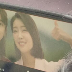 Lee Bom-so-ri Instagram - -
3-4화 내내 우느라 고생한
내사랑 한봄😭🩷🩷🩷🩷🩷
우리 봄이 이제 꽃길만 걷게 해주세오…🥹🌸

그리고 드디어 한국에 온 지원이!!!!!!!
과연 5-6화에는 어떤 일이 펼쳐질까요❓
다음 주 월.화요일도 잊지말고 야사 타임!!!!!🤙
-
#균형잡느라힘들었던집채만한가방
#언제나예쁜우리봄이
#할머니하고처음이자마지막씬ㅠ
#야한사진관 #많관부 !!!