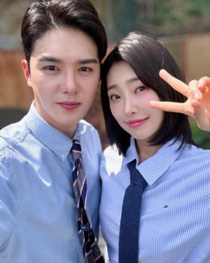 Lee Bom-so-ri Instagram - -
유독 더웠던 날☀️
넥타이도 빌려주고 선풍기도 쐬어주고
밥도 잘 사주는 서윗남 소호쒸와☁️

🌸4월은 너의 거짓말🌸
6/28! 곧! 💓