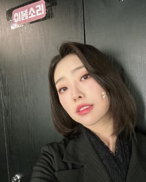 Lee Bom-so-ri Instagram - -
브론테를 사랑해준 독자분들께.

초연에 이어 재연까지 차고 넘치는 사랑을 받아
‘브론테‘ 라는 작품은 제게 영원히 
따뜻한 기억으로 남을 것 같습니다.

한순간 오만했더라도,
잠시 흔들렸더라도,
아무도 몰라준다해도
목사관엔 늘 그런 우리를 조건없이
따스히 지지해주는 존재들이 있었기에
배역을 넘어 실제의 모두에게 힘을 안겨준
그런 특별한 공연이었습니다.

다음으로 나아갈 수 있게 아낌없는 찬사와
용기를 보내준 모든 분들에게 다시 한번 감사 인사 드립니다.

언젠가 다시 만날 수 있는 그날을 지금부터 기다리며..
안녕, 브론테의 모든 순간!
안녕, 샬럿 브론테!