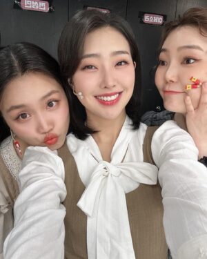 Lee Bom-so-ri Instagram - -
브론테를 사랑해준 독자분들께.

초연에 이어 재연까지 차고 넘치는 사랑을 받아
‘브론테‘ 라는 작품은 제게 영원히 
따뜻한 기억으로 남을 것 같습니다.

한순간 오만했더라도,
잠시 흔들렸더라도,
아무도 몰라준다해도
목사관엔 늘 그런 우리를 조건없이
따스히 지지해주는 존재들이 있었기에
배역을 넘어 실제의 모두에게 힘을 안겨준
그런 특별한 공연이었습니다.

다음으로 나아갈 수 있게 아낌없는 찬사와
용기를 보내준 모든 분들에게 다시 한번 감사 인사 드립니다.

언젠가 다시 만날 수 있는 그날을 지금부터 기다리며..
안녕, 브론테의 모든 순간!
안녕, 샬럿 브론테!