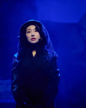 Lee Bom-so-ri Instagram - -
브론테를 사랑해준 독자분들께.

초연에 이어 재연까지 차고 넘치는 사랑을 받아
‘브론테‘ 라는 작품은 제게 영원히 
따뜻한 기억으로 남을 것 같습니다.

한순간 오만했더라도,
잠시 흔들렸더라도,
아무도 몰라준다해도
목사관엔 늘 그런 우리를 조건없이
따스히 지지해주는 존재들이 있었기에
배역을 넘어 실제의 모두에게 힘을 안겨준
그런 특별한 공연이었습니다.

다음으로 나아갈 수 있게 아낌없는 찬사와
용기를 보내준 모든 분들에게 다시 한번 감사 인사 드립니다.

언젠가 다시 만날 수 있는 그날을 지금부터 기다리며..
안녕, 브론테의 모든 순간!
안녕, 샬럿 브론테!