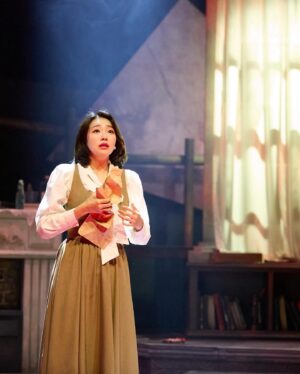 Lee Bom-so-ri Instagram - -
브론테를 사랑해준 독자분들께.

초연에 이어 재연까지 차고 넘치는 사랑을 받아
‘브론테‘ 라는 작품은 제게 영원히 
따뜻한 기억으로 남을 것 같습니다.

한순간 오만했더라도,
잠시 흔들렸더라도,
아무도 몰라준다해도
목사관엔 늘 그런 우리를 조건없이
따스히 지지해주는 존재들이 있었기에
배역을 넘어 실제의 모두에게 힘을 안겨준
그런 특별한 공연이었습니다.

다음으로 나아갈 수 있게 아낌없는 찬사와
용기를 보내준 모든 분들에게 다시 한번 감사 인사 드립니다.

언젠가 다시 만날 수 있는 그날을 지금부터 기다리며..
안녕, 브론테의 모든 순간!
안녕, 샬럿 브론테!