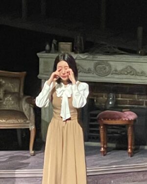 Lee Bom-so-ri Instagram - -
브론테를 사랑해준 독자분들께.

초연에 이어 재연까지 차고 넘치는 사랑을 받아
‘브론테‘ 라는 작품은 제게 영원히 
따뜻한 기억으로 남을 것 같습니다.

한순간 오만했더라도,
잠시 흔들렸더라도,
아무도 몰라준다해도
목사관엔 늘 그런 우리를 조건없이
따스히 지지해주는 존재들이 있었기에
배역을 넘어 실제의 모두에게 힘을 안겨준
그런 특별한 공연이었습니다.

다음으로 나아갈 수 있게 아낌없는 찬사와
용기를 보내준 모든 분들에게 다시 한번 감사 인사 드립니다.

언젠가 다시 만날 수 있는 그날을 지금부터 기다리며..
안녕, 브론테의 모든 순간!
안녕, 샬럿 브론테!
