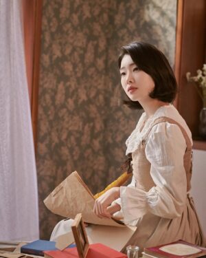 Lee Bom-so-ri Instagram - -
브론테를 사랑해준 독자분들께.

초연에 이어 재연까지 차고 넘치는 사랑을 받아
‘브론테‘ 라는 작품은 제게 영원히 
따뜻한 기억으로 남을 것 같습니다.

한순간 오만했더라도,
잠시 흔들렸더라도,
아무도 몰라준다해도
목사관엔 늘 그런 우리를 조건없이
따스히 지지해주는 존재들이 있었기에
배역을 넘어 실제의 모두에게 힘을 안겨준
그런 특별한 공연이었습니다.

다음으로 나아갈 수 있게 아낌없는 찬사와
용기를 보내준 모든 분들에게 다시 한번 감사 인사 드립니다.

언젠가 다시 만날 수 있는 그날을 지금부터 기다리며..
안녕, 브론테의 모든 순간!
안녕, 샬럿 브론테!