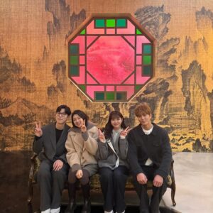 Lee Bom-so-ri Instagram - -
비로소 보낸다, 나의 지원!
너무 너무 소중한 우리 #야한사진관 팀!
모든 순간 감사했습니다😭
정말 많이 사랑해요❤️
그리고 끝까지 함께해준 모든 분들께도 감사를..🫶🏻