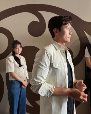 Lee Byung-hun Instagram - 내 눈을 바라봐
#콘크리트유토피아 #CONCRETEUTOPIA