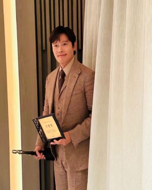 Lee Byung-hun Instagram - 순금
#부일영화상 #남우주연상 #콘크리트유토피아 #2023BIFF
