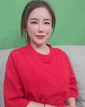 Lee Chae-dam Instagram - 어제 오랜만에 유튜브 "  아는성님 " 찰영하고 왔어요^^

여러분들이 저 채담이에게 궁굼증이 많아서 그 중에 제~일 자극적인 부분을 중점으로 답변해드렸ㅇㅓ요^^ 기대하세요!!!

그리고 " 레이디유로 비뇨기과의원 " 많이 많이 찾아주세요~💕

원장님 여러분들의 고민을 말끔히 해결해드립니다🔥🔥🔥🔥🔥

유튜브 " 아는성님 "  참고 하시고 숙지하고 방문하면 더욱 도움되겠쥬~^^

#아는성님 #레이디유로비뇨기과의원 #유튜브 #비뇨의학과 #남성여성병원