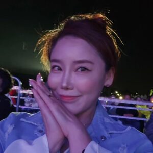 Lee Chae-dam Instagram - 구리 유채꽃 축제 다녀왔어요~^^
KCM님 넘 멋찌고, 최민호님 쇼맨십 굿이고, 바다님 보이스는 하늘을 찌르네용~💕 마지막은 불꽃놀이 🎆