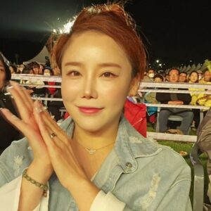 Lee Chae-dam Instagram - 구리 유채꽃 축제 다녀왔어요~^^
KCM님 넘 멋찌고, 최민호님 쇼맨십 굿이고, 바다님 보이스는 하늘을 찌르네용~💕 마지막은 불꽃놀이 🎆