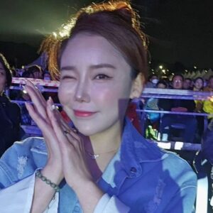 Lee Chae-dam Instagram - 구리 유채꽃 축제 다녀왔어요~^^
KCM님 넘 멋찌고, 최민호님 쇼맨십 굿이고, 바다님 보이스는 하늘을 찌르네용~💕 마지막은 불꽃놀이 🎆