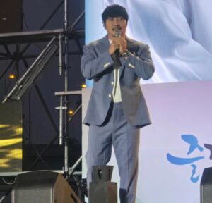 Lee Chae-dam Instagram - 구리 유채꽃 축제 다녀왔어요~^^
KCM님 넘 멋찌고, 최민호님 쇼맨십 굿이고, 바다님 보이스는 하늘을 찌르네용~💕 마지막은 불꽃놀이 🎆