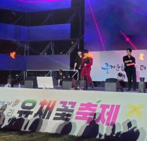 Lee Chae-dam Instagram - 구리 유채꽃 축제 다녀왔어요~^^
KCM님 넘 멋찌고, 최민호님 쇼맨십 굿이고, 바다님 보이스는 하늘을 찌르네용~💕 마지막은 불꽃놀이 🎆