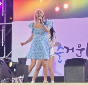 Lee Chae-dam Instagram - 구리 유채꽃 축제 다녀왔어요~^^
KCM님 넘 멋찌고, 최민호님 쇼맨십 굿이고, 바다님 보이스는 하늘을 찌르네용~💕 마지막은 불꽃놀이 🎆