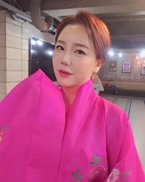 Lee Chae-dam Instagram - 한국의 미 한복~🌸 백금자 원장님의 작품💕💕💕💕💕💕💕
너~무 이쁜 한복...
강릉 신사임당 한복 대회를 위해 입어봤어요^^

#백금자 #한복 #강릉신사임당한복대회