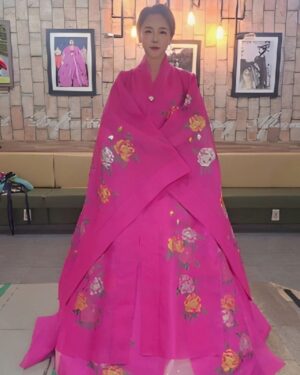 Lee Chae-dam Instagram - 한국의 미 한복~🌸 백금자 원장님의 작품💕💕💕💕💕💕💕
너~무 이쁜 한복...
강릉 신사임당 한복 대회를 위해 입어봤어요^^

#백금자 #한복 #강릉신사임당한복대회