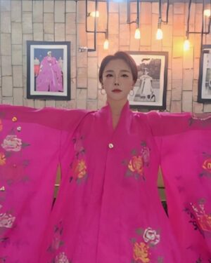 Lee Chae-dam Instagram - 한국의 미 한복~🌸 백금자 원장님의 작품💕💕💕💕💕💕💕
너~무 이쁜 한복...
강릉 신사임당 한복 대회를 위해 입어봤어요^^

#백금자 #한복 #강릉신사임당한복대회