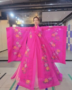 Lee Chae-dam Instagram - 한국의 미 한복~🌸 백금자 원장님의 작품💕💕💕💕💕💕💕
너~무 이쁜 한복...
강릉 신사임당 한복 대회를 위해 입어봤어요^^

#백금자 #한복 #강릉신사임당한복대회