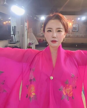 Lee Chae-dam Instagram - 한국의 미 한복~🌸 백금자 원장님의 작품💕💕💕💕💕💕💕
너~무 이쁜 한복...
강릉 신사임당 한복 대회를 위해 입어봤어요^^

#백금자 #한복 #강릉신사임당한복대회