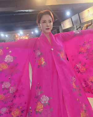 Lee Chae-dam Instagram - 한국의 미 한복~🌸 백금자 원장님의 작품💕💕💕💕💕💕💕
너~무 이쁜 한복...
강릉 신사임당 한복 대회를 위해 입어봤어요^^

#백금자 #한복 #강릉신사임당한복대회