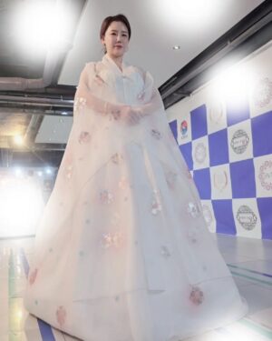 Lee Chae-dam Instagram - #강릉 한복모델 선발대회참가
#선녀같이 한복입고...🌸🌸🌸🌸🌸🌸🌸