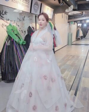 Lee Chae-dam Instagram - #강릉 한복모델 선발대회참가
#선녀같이 한복입고...🌸🌸🌸🌸🌸🌸🌸