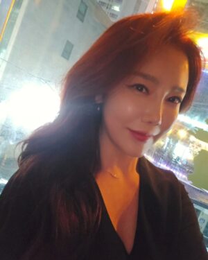 Lee Chae-dam Instagram - 헤어하고 미팅 끝나고 윙크~^♡^