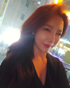 Lee Chae-dam Instagram - 헤어하고 미팅 끝나고 윙크~^♡^